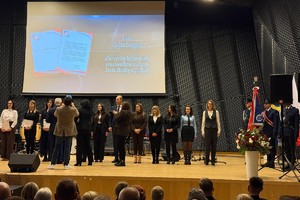 na zdjęci osoby na scenie