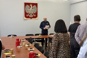 na zdjęciu komendant w sali w pracownikami