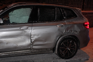 na zdjęciu samochód z uszkodzeniami