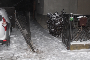 na zdjęciu uszkodzone ogrodzenie posesji