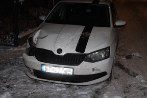 na zdjęciu samochód z uszkodzeniami