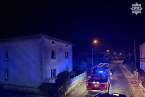 na zdjęciu wóz strażacki na jezdni przed budynkiem