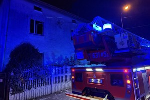 na zdjęciu fragment wozu strażackiego na jezdni przy posesji