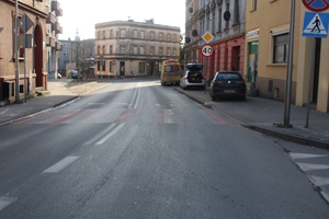 na zdjęciu odcinek drogi, na którym przejście dla pieszych a obok pojazd, radiowóz i karetka