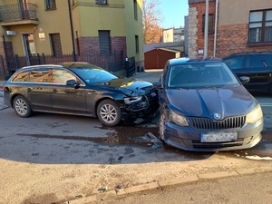 na zdjęciu dwa pojazdy z uszkodzeniami