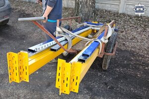 na zdjęciu mężczyzna z wózkiem, na którym leżą metalowe elementy