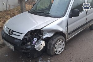 na zdjęciu samochód na jezdni z uszkodzeniami