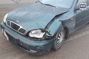 na zdjęciu samochód na jezdni z uszkodzeniami