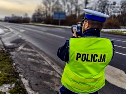 na zdjęciu policjant przy drodze