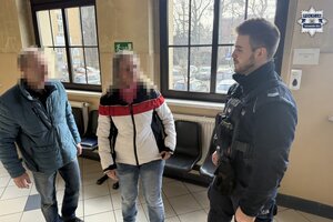 na zdjęciu kobieta i mężczyzna w trakcie rozmowy z policjantem w pomieszczeniu