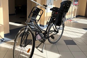 na zdjęciu rower w poczekalni komendy