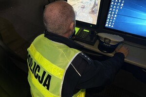 na zdjęciu policjant przed monitorem