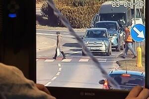 na zdjęciu monitor, na którym widać pieszych i pojazdy