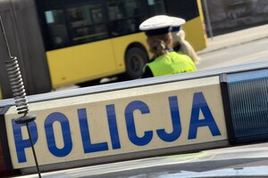 na zdjęciu neon policyjny, a za nim policjantki