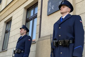 na zdjęciu policjanci w trakcie warty honorowej pod pamiątkową tablicą