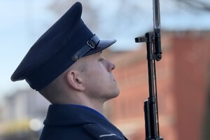 na zdjęciu policjant z profilu