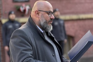 na zdjęciu mężczyzna z teczką