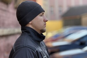 na zdjęciu funkcjonariuszy służby więziennej z profilu