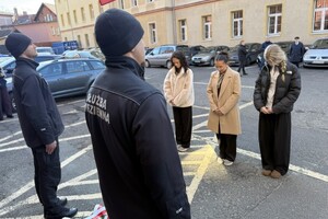 na zdjęciu delegacja młodzieży przed którymi stoi warta honorowa funkcjonariuszy służby więziennej