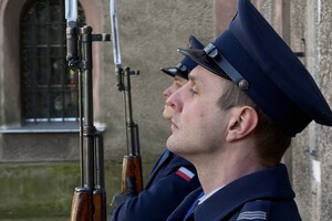 na zdjęciu policjanci z bronią z profilu