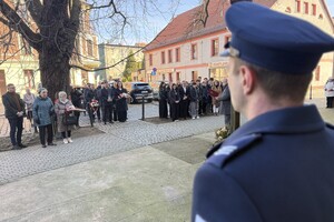 na zdjęciu policjant, a przed nim zebrani goście na uroczystości