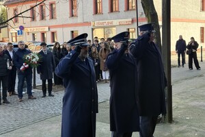 na zdjęciu komendant policji i przedstawiciele służby więziennej w trakcie oddawania honoru pod pamiątkową tablicą
