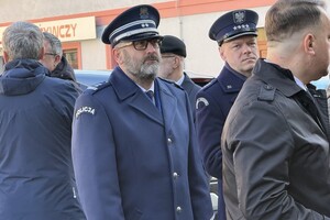 na zdjęciu komendant policji w towarzystwie przedstawiciela służby więziennej
