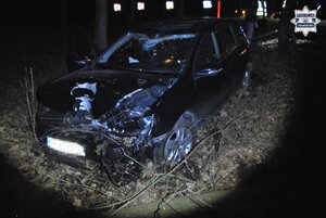 na zdjęciu uszkodzony czarny samochód osobowy