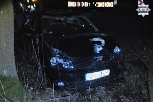 na zdjęciu uszkodzony czarny samochód osobowy