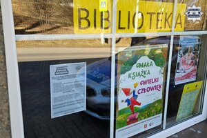 na zdjęciu witryna z ulotkami