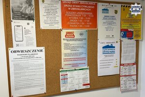 na zdjęciu tablica z ulotkami