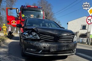 na zdjęciu samochód z uszkodzeniami