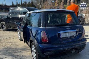 na zdjęciu dwa samochody