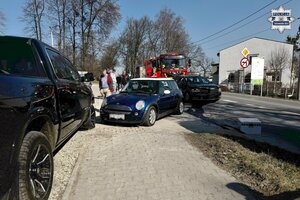 na zdjęciu samochody biorące udział w zdarzeniu i straż pożarna