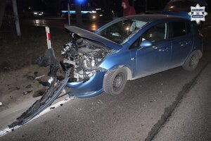 na zdjęciu samochód z uszkodzeniami po zmroku