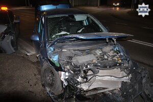 na zdjęciu samochód z uszkodzeniami po zmroku