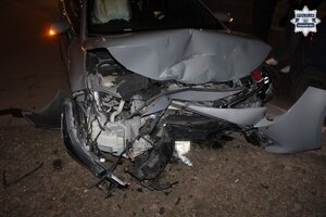 na zdjęciu samochód z uszkodzeniami po zmroku