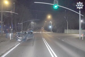 na zdjęciu fragment drogi, na której pojazdy z uszkodzeniami i osoby stojące obok