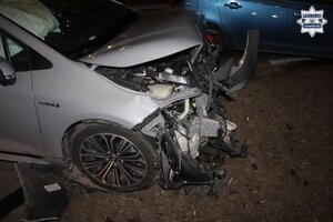 na zdjęciu samochód z uszkodzeniami po zmroku