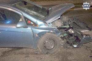 na zdjęciu samochód z uszkodzeniami po zmroku