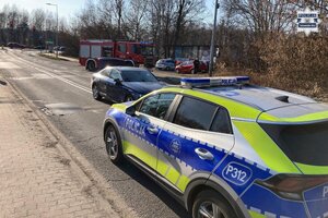 na zdjęciu radiowóz na jezdni i inne samochody