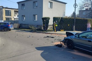 na skrzyżowaniu dwa samochodu z uszkodzeniami