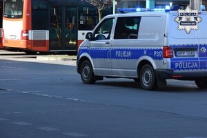 na zdjęciu radiowóz na płycie dworca autobusowego