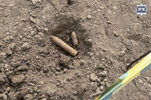 na zdjęciu dwa pociski w ziemi