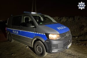 na zdjęciu radiowóz po zmroku