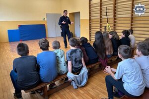 na zdjęciu policjant przed uczniami w sali