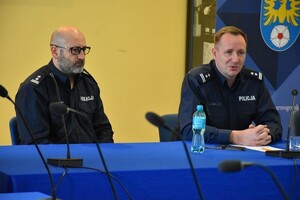 na zdjęciu policjanci przy stole