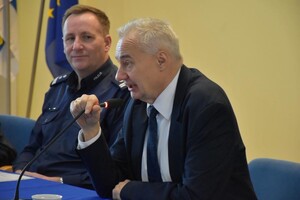 na zdjęciu starosta i komendant przy stole