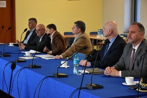 na zdjęciu osoby przy stołach