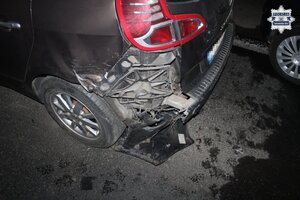 na zdjęciu pojazd z uszkodzeniami